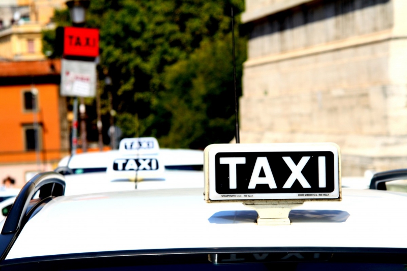 taxis-ST DALMAS LE SELVAGE-min_taxi_auto_rome_road_white-1051610